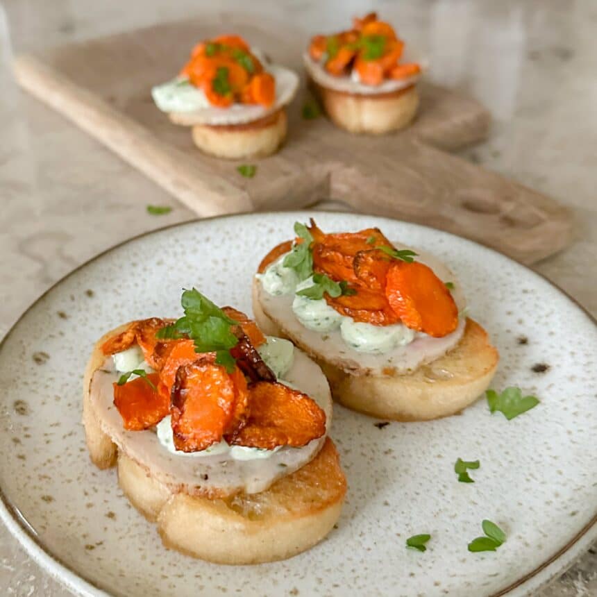 Bruschetta med kylling fetacreme og bagte gulerødder Mummum dk