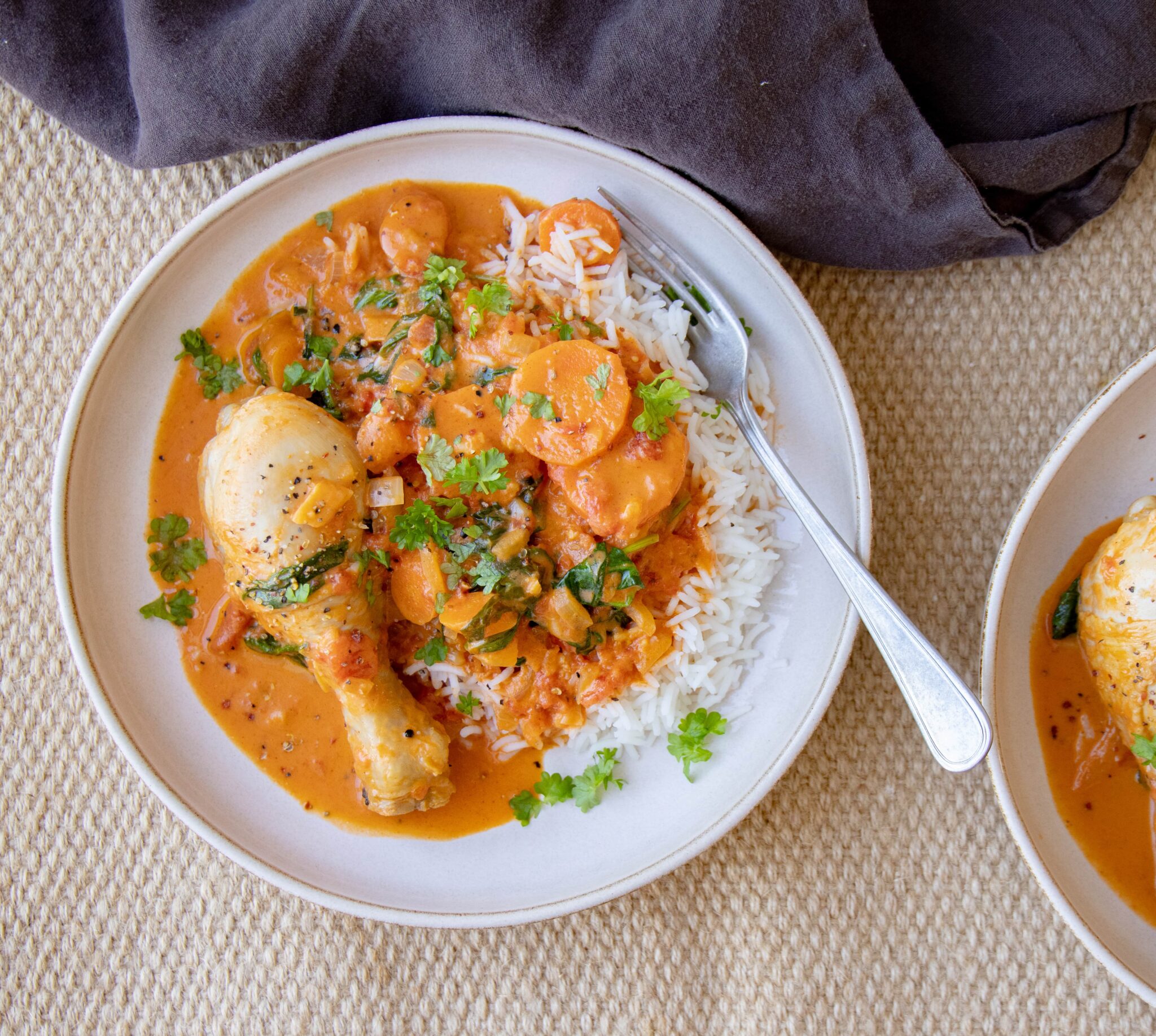 Kyllingelår i gryde med grøntsager og tomatflødesauce Opskrift