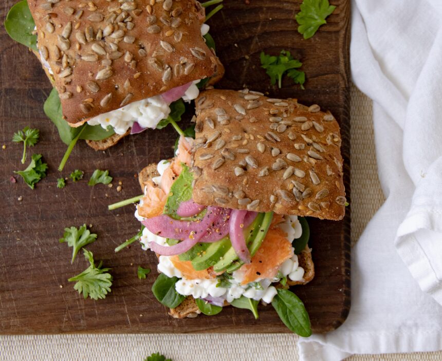 Laksesandwich med hytteost Opskrift på sandwich med laks Mummum dk