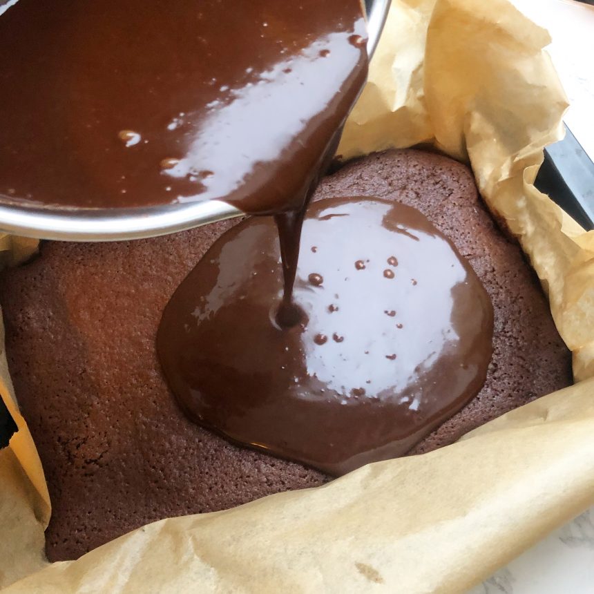Todelt chokoladekage med chokoladetrøffel