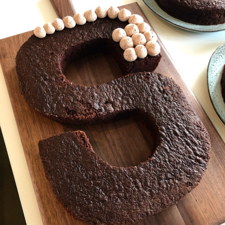 Chokoladekage – Opskrift på talkage eller bogstavkage