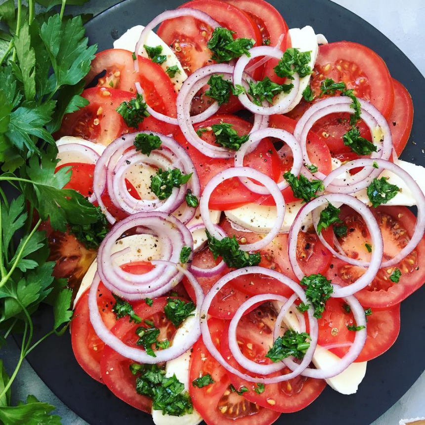 Opskrift på tomatsalat med mozzarella