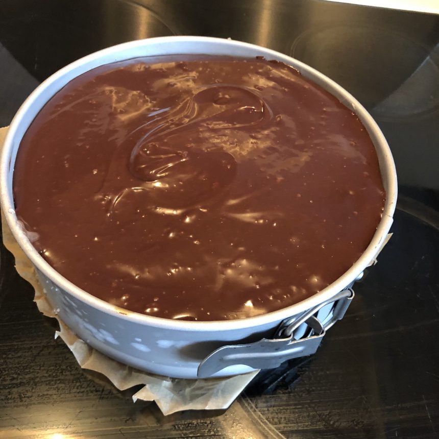 Ferrero rocher islagkage i form med chokolade