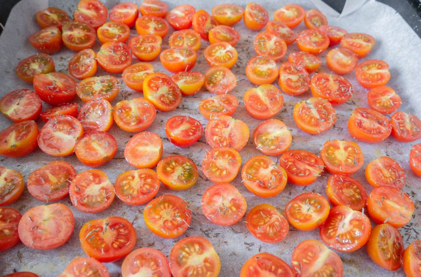 Semitørrede tomater inden bagning
