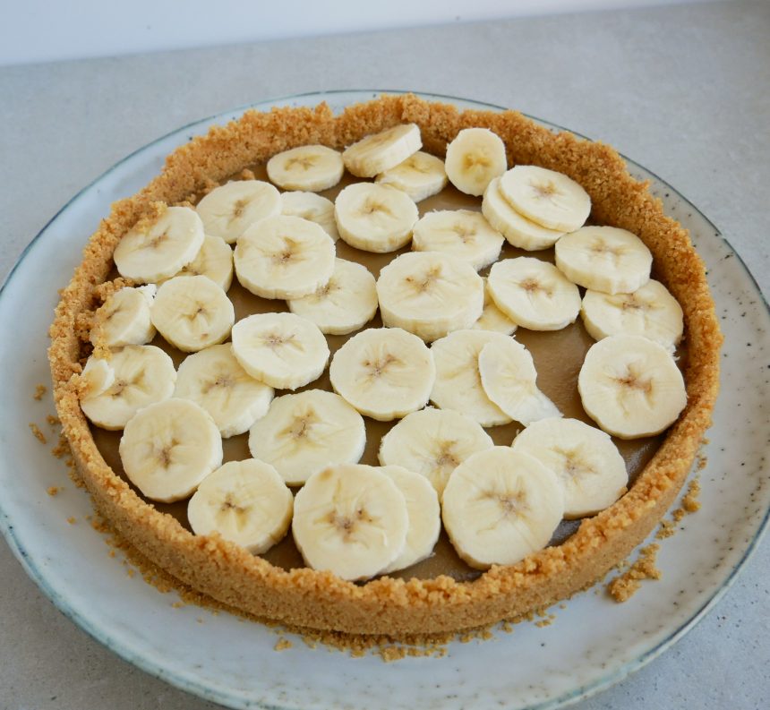 Tilsæt bananskiver ovenpå din banana cream pie