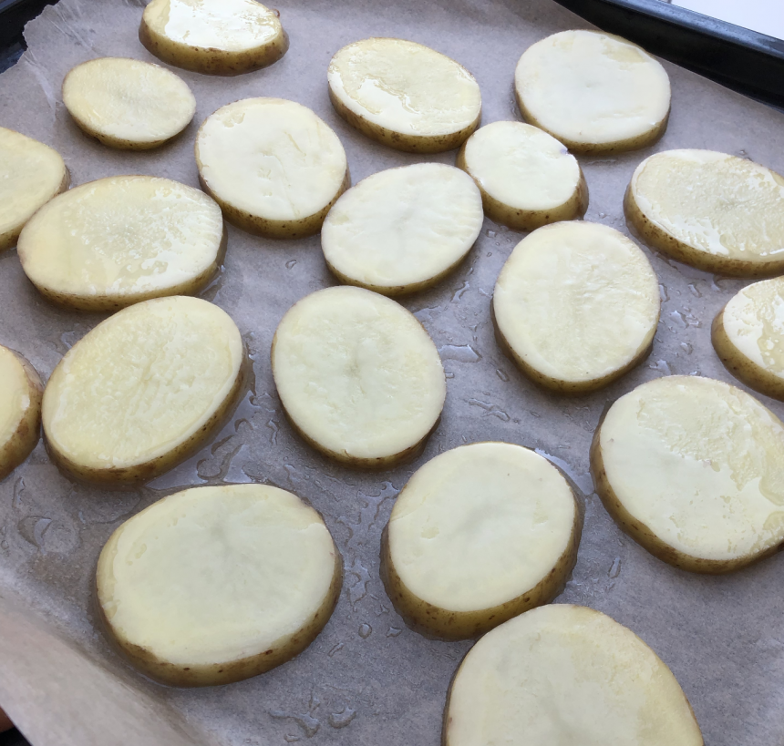 Bagte kartoffelskiver med fetacreme og serranoskinke