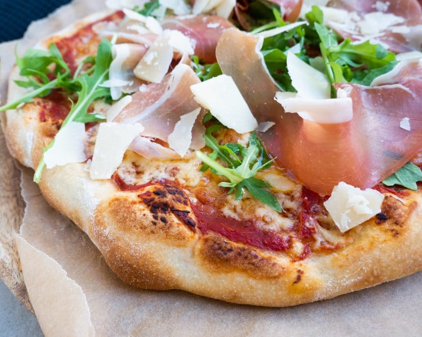 Opskrift på pizzadej der ikke kræver æltning og er koldhævet