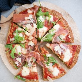 Sundere pizza med serranoskinke og rucola
