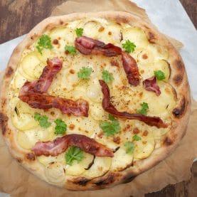 Opskrift på kartoffelpizza med bacon