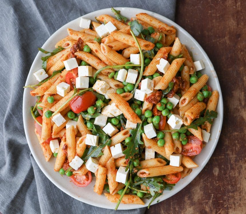 pastasalat med rød pesto og feta