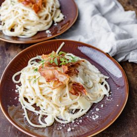 Spaghetti med serranoskinke i cremet sauce