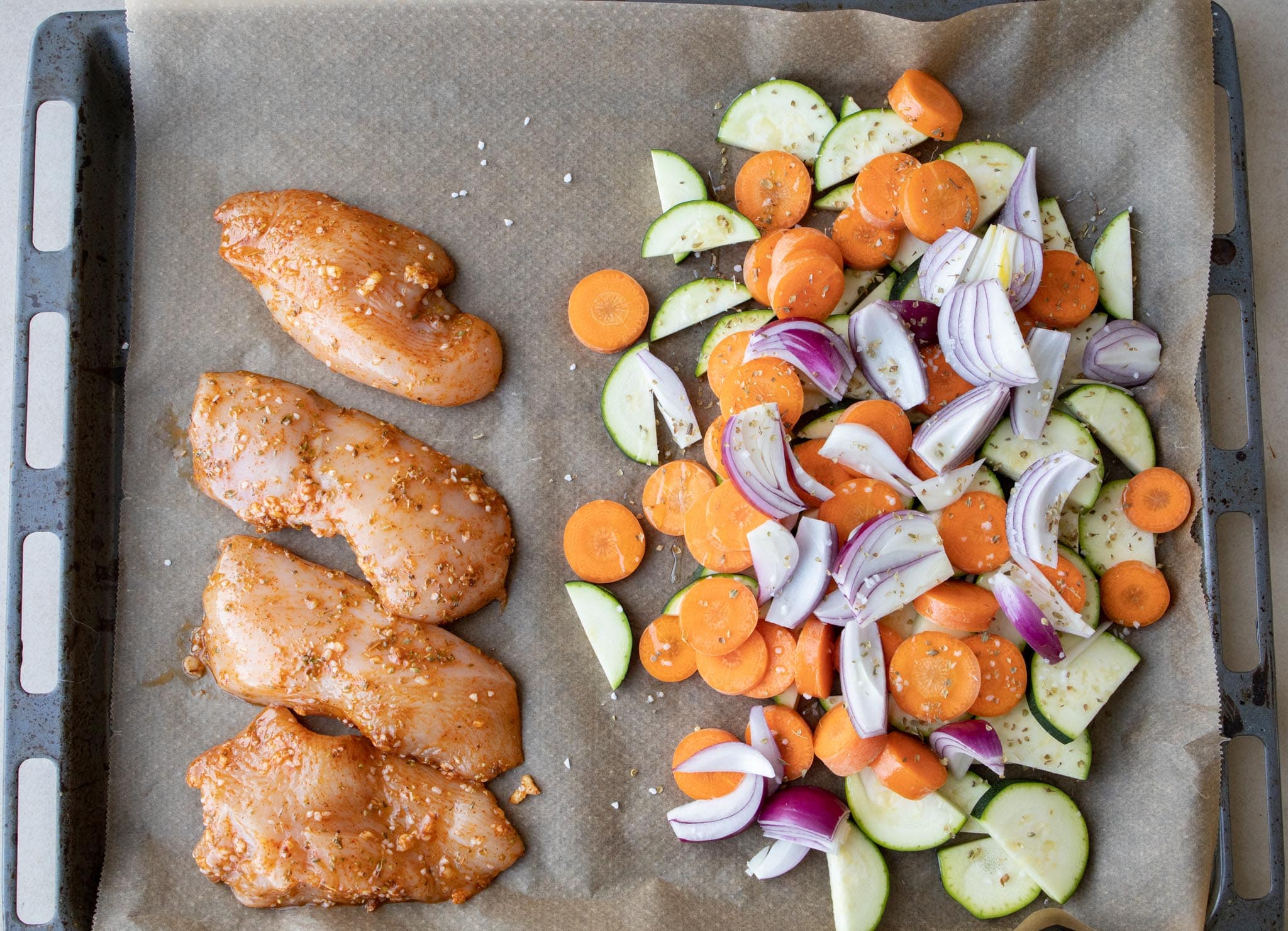 Græsk kylling med bulgur og bagte grøntsager