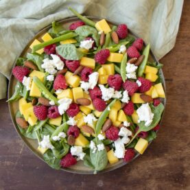 Salat med hindbær og mango