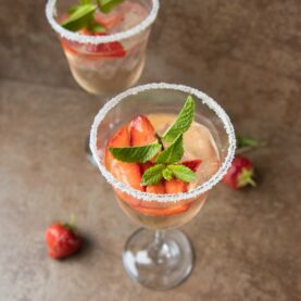 Sommerdrink med gin og jordbær