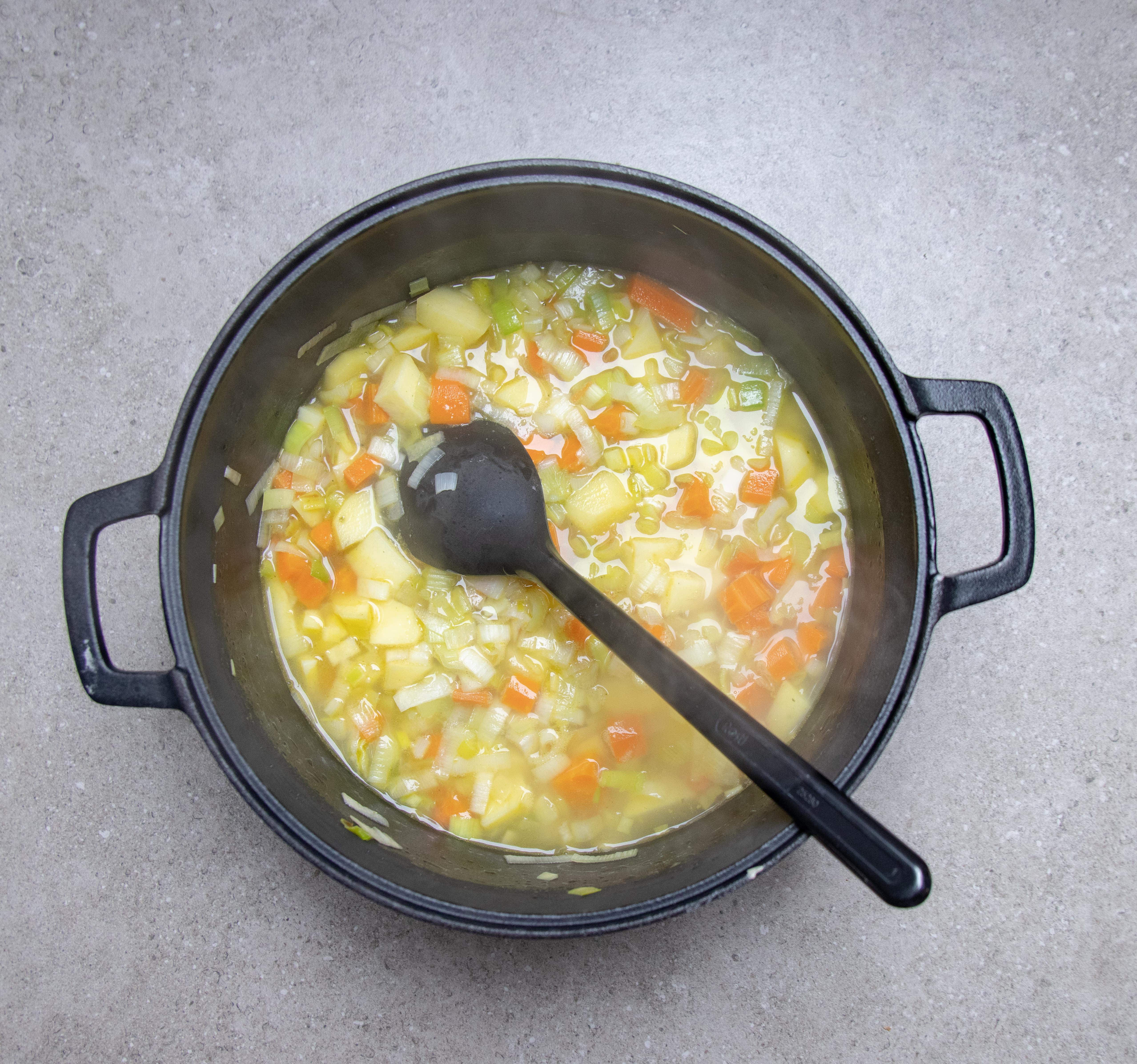 finsk laksesuppe (lohikeitto)