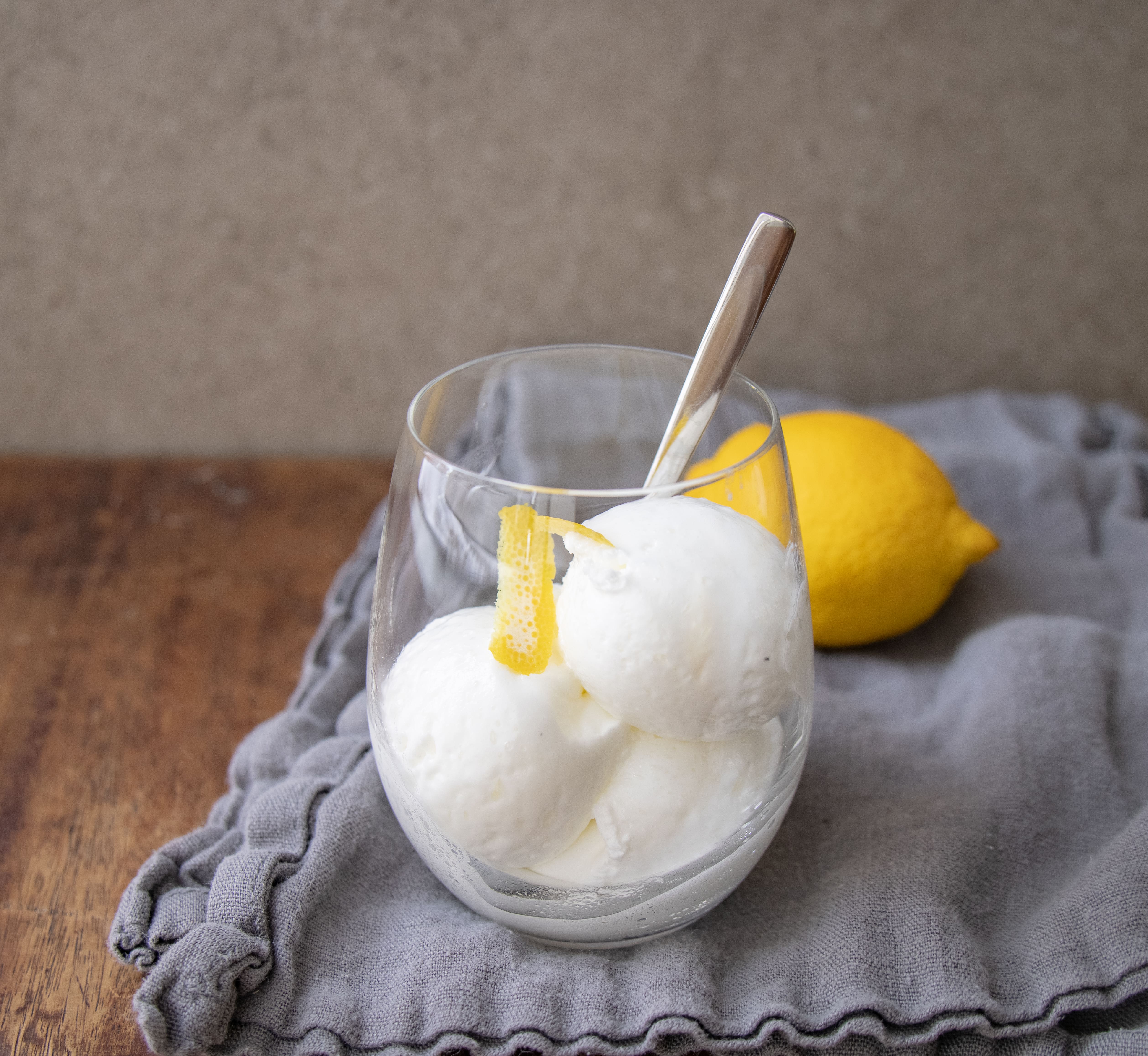 Bliv sammenfiltret minimal Squeak Citronsorbet - Opskrift på hjemmelavet sorbet med citron - Mummum.dk