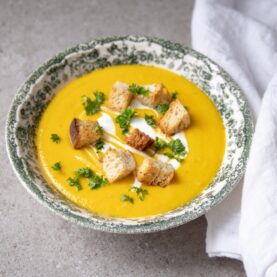 Bagt gulerodssuppe med croutoner