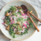 Salat med perlespelt, ristede champignon og syltede rødløg
