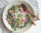 Salat med perlespelt, ristede champignon og syltede rødløg