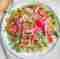 Opskrift på salat med perlespelt, rød pesto og syltede rødløg